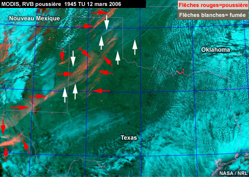 MODIS, RVB poussière avec des flèches qui indiquent la poussière et la fumée sur les états U.S du Texas, Oklahoma et Nouveau Mexique le 12 mars 2006 à 1945 TU