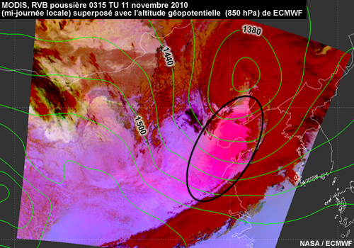Terra MODIS, RVB poussière en milieu de matinée en temps locale ( 0315 TU) le 11 novembre 2010, superposée avec l'altitude géopotentielle à 850 hPa de ECMWF, montrant un mur de poussière postfrontale qui souffle sur l'est de la Chine