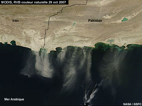 RVB couleur naturelle de MODIS montrant des panaches de poussière au large du Pakistan le 4 mai 2009