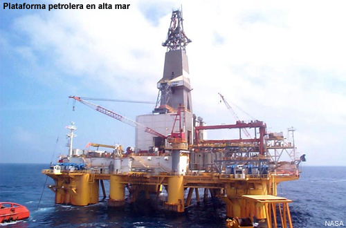 Foto de una plataforma petrolera en alta mar
