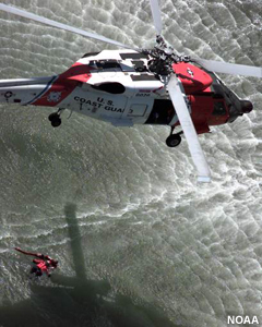 Foto de un helicóptero durante una maniobra de rescate en alta mar