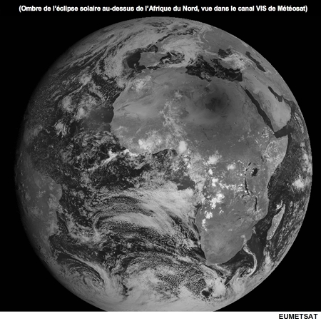Ombre de l'éclipse solaire au-dessus de l'Afrique du Nord, vue dans le canal VIS de Météosat