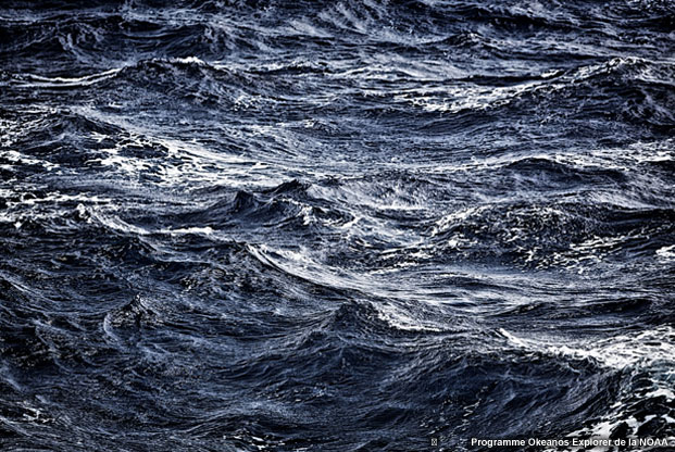 photo showing waves affected by wind and current
