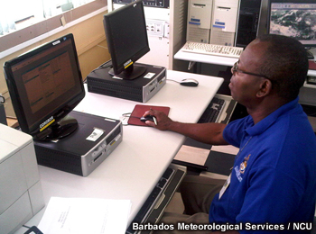 Un pronosticador trabaja en Bridgetown, Barbados.