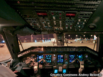 Vista nocturna de la plataforma de estacionamiento del aeropuerto de Munich desde la cabina de mando de un Luxair Embraer ERJ-145.