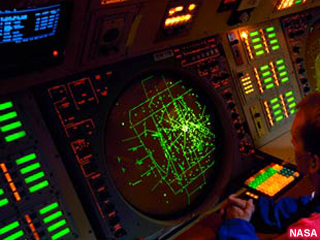 Operador delante de la pantalla de radar de control de tráfico aéreo.