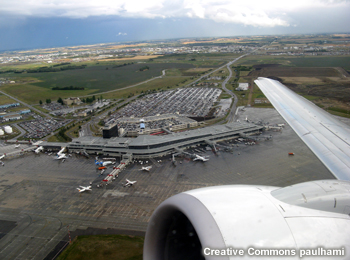 El aeropuerto de Edmonton visto desde la perspectiva de un pasajero.