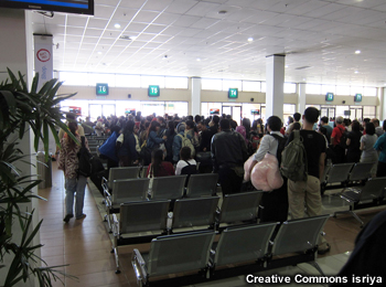 Pasajeros esperando el embarque de su vuelo en el terminal.
