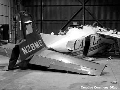 Los restos destrozados de una avioneta almacenados en un hangar.