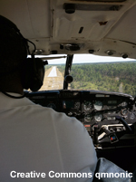 Vista de la cabina de mando de una avioneta durante la aproximación de aterrizaje.