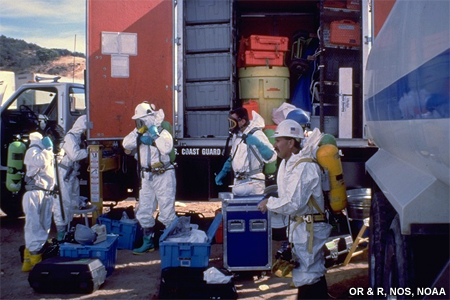 Personal de emergencia entra en acción después del descarrilamiento en El Cajon, California, en febrero de 1996.