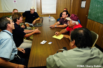 Reunión entre los representantes de FEMA y los funcionarios estatales y locales sobre las medidas a tomar después de un huracán.