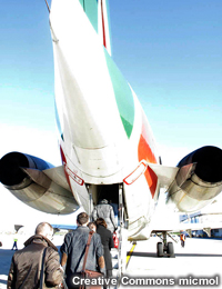 Los pasajeros suben a la aeronave por la puerta trasera.