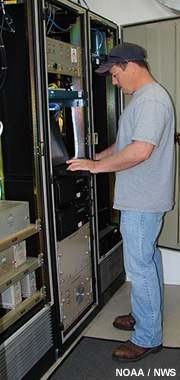 Un técnico ajusta el sistema de radar doppler.