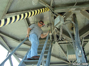 Un técnico baja de la cúpula del radar doppler.