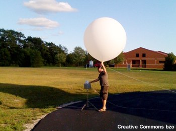 Lanzamiento de un globo con radiosonda.