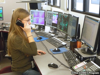 Una pronosticadora del Servicio Nacional de Meteorología habla por teléfono.