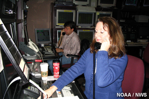 Foto de una mujer que habla por teléfono.
