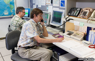 Dos científicos de turno trabajan en el Centro de Alerta de Tsunami del Pacífico.