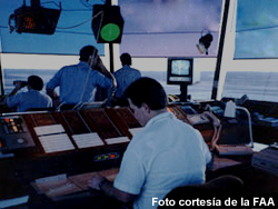 Un encargado de la torre de control de tráfico aéreo.
