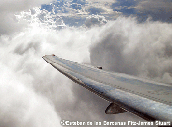 La punta del ala de un avión se proyecta sobre un panorama nuboso.