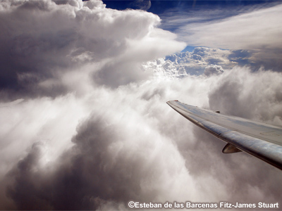 La punta del ala de un avión McDonnell Douglas MD-83 (DC-9-83) se proyecta sobre un panorama nuboso.