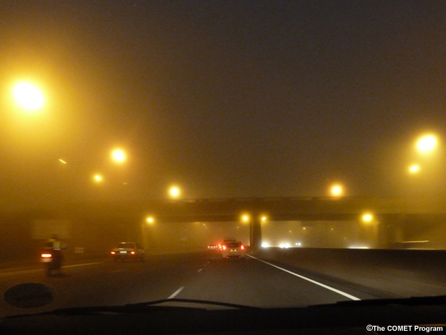 Brouillard nocturne le long d'une autoroute près de l'aéroport international du Cap (photo prise par Arlene Lang).