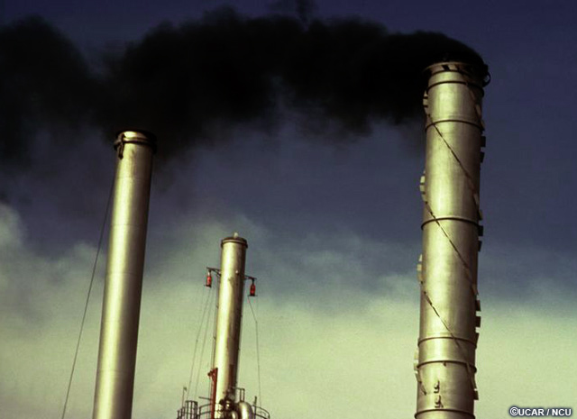 Chaminés expelindo nuvens de fuligem Chaminés expelindo nuvens de fuligem