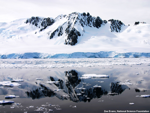 Foto de montanha e oceano na Antártica Foto de montanha e oceano na Antártica