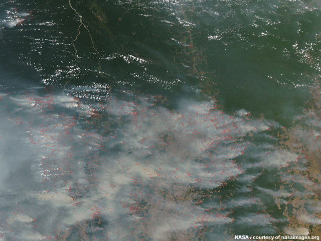 Imagem de satélite mostrando fumaça de incêndios em 2007 (em vermelho) no Mato Grosso, Brasil Imagem de satélite mostrando fumaça de incêndios em 2007 (em vermelho) no Mato Grosso, Brasil