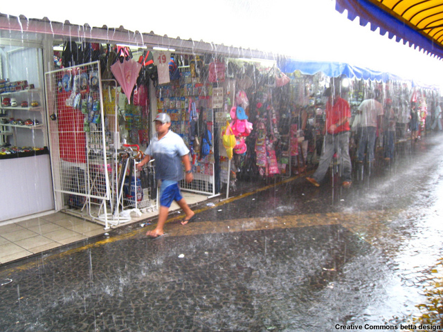 Chuva torrencial no mercado de Marília, Brasil Chuva torrencial no mercado de Marília, Brasil