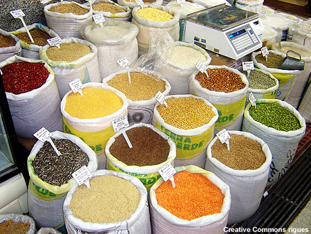 Grãos para venda no mercado em Curitiba, Brasil Grãos para venda no mercado em Curitiba, Brasil