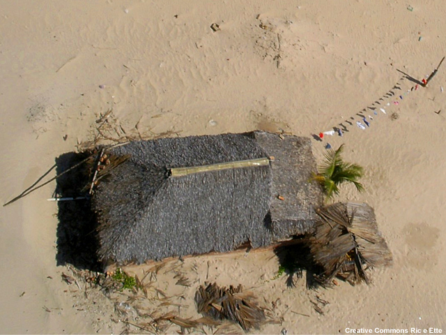 Uma casa e um varal numa área seca Uma casa e um varal numa área seca