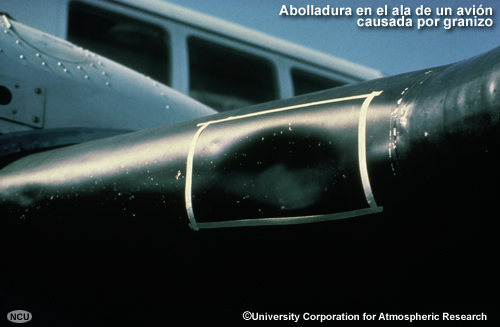 Foto de una abolladura en el ala de un avión causada por un pedrisco grande