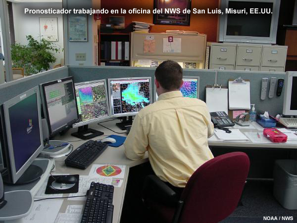 Foto de una persona que estudia los datos en una estación de trabajo AWIPS D2D en la sección de análisis de operaciones logísticas (Logistics Operations Analysis, (LSX) de la oficina de pronóstico del NWS