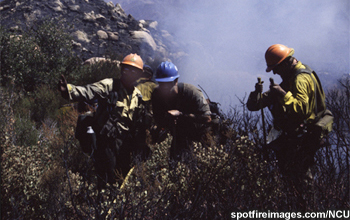 Foto de una cuadrilla que trabaja en un incendio forestal