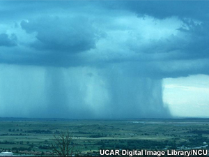 Tormenta con columna de lluvia en la base