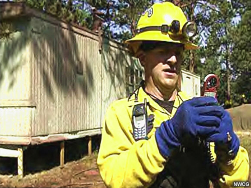 Un bombero usa un medidor manual