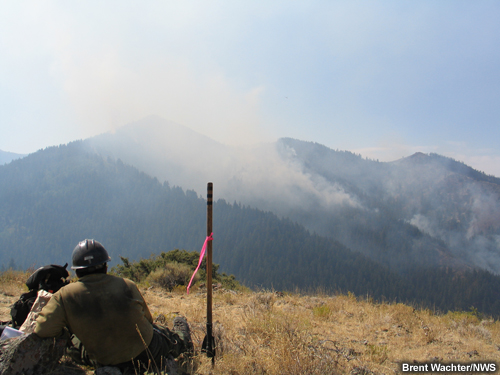Vigilancia de incendios desde el otro lado de una quebrada empinada