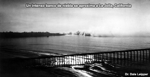 Un intenso banco de niebla se aproxima a La Jolla, California