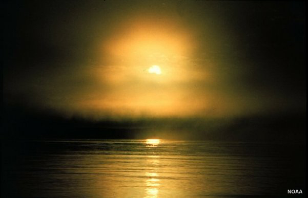 Niebla en cabo Mendocino, California, EE. UU. Niebla en cabo Mendocino, California, EE. UU.