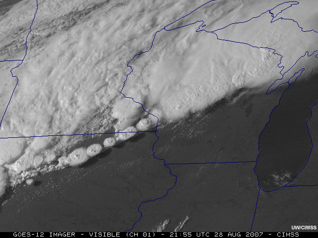 Imagen GOES-12 en el visible de una línea de tormentas convectivas que abarca los estados de Wisconsin, Minnesota y Iowa, en la región central de EE.UU. Las tormentas más maduras se observan en el extremo noreste de la imagen, mientras las del sudoeste están en fase de desarrollo.