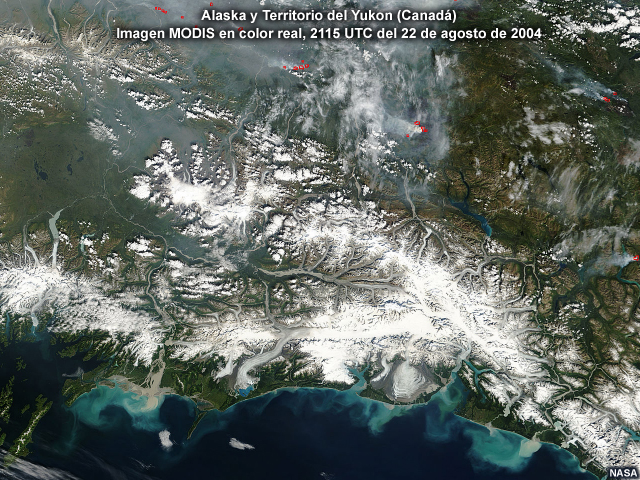 Imagen MODIS en color real de incendios y humo en Alaska central y el Territorio del Yukon (Canadá) captada por el satélite Terra de la NASA el 22 de agosto de 2004.