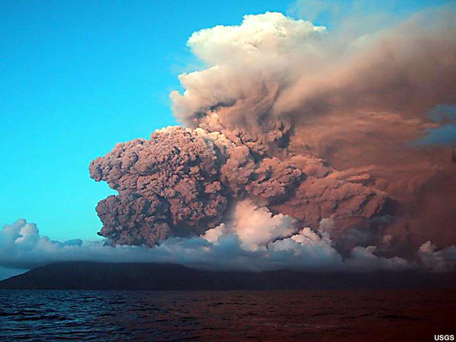 La erupción del volcán Anatahan, cerca de la isla de Guam, generó una enorme nube de cenizas de color pardo rojizo.