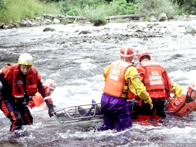 La Guardia Costera de EE.UU. rescata a una persona de las aguas caudalosas de un río.