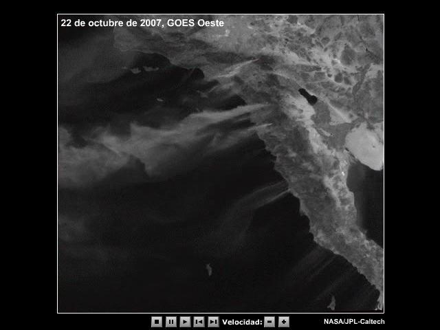 Secuencia de imágenes GOES en el visible que permite observar el movimiento de varias nubes de humo al norte y a lo largo de la península de Baja California.