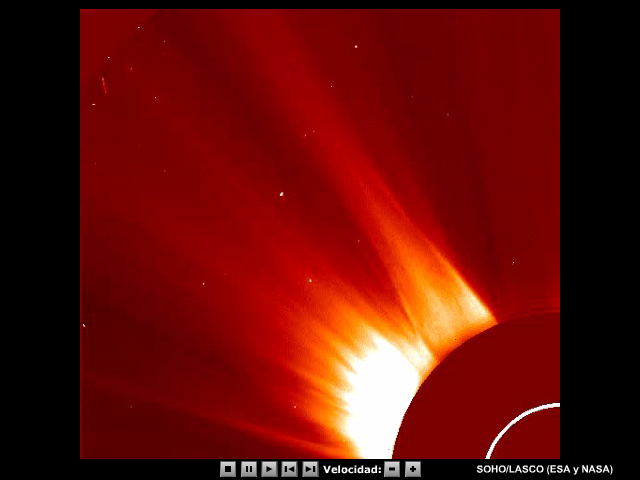 Animación de una enorme eyección de masa coronal observada con la zona C2 del instrumento LASCO. En esta secuencia espectacular se observan ondulaciones y remolinos proyectados por la explosión en el Sol.