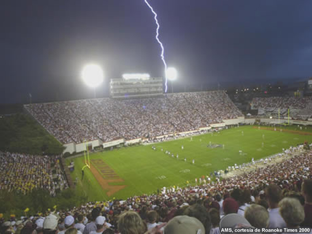 Foto la descarga de un rayo detrás del estadio Lane de la universidad Virginia Tech.