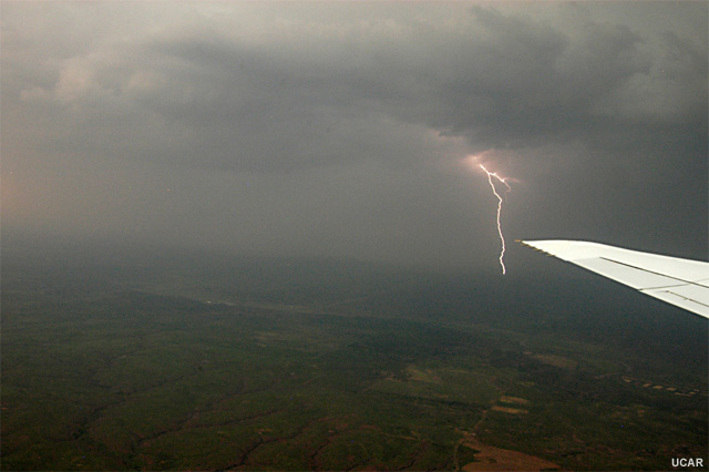 Un rayo fotografiado durante una misión aérea a bordo de una aeronave Douglas DC-3