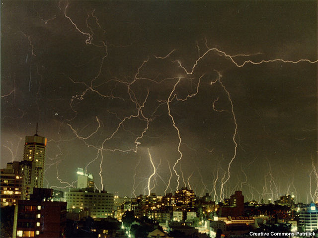 Foto de la actividad eléctrica durante una tormenta severa en Sidney (Australia) en 1991